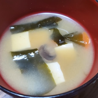 豆腐とマッシュルームの味噌汁